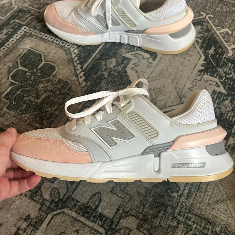 New Balance Women'997 'White Grey Pink' White and Pink Sneakers Size 7.5